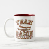 TEAM BACON is SIZZLING Tshirts, Mokken, cadeaus Tweekleurige Koffiemok (Links)