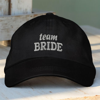 Team Bruid Modern Eenvoudige Typografie Huwelijk Geborduurde Pet