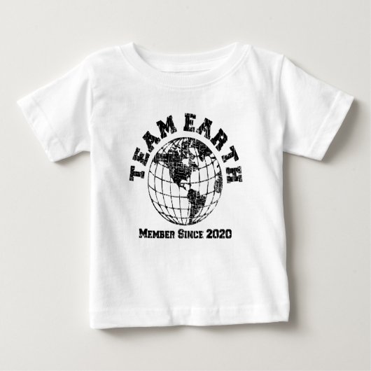 Team Earth Member Sinds 2020 Baby Bodysuit (Voorkant)