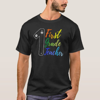 Team eerstegraads leraar en kinderen in kleurrijke t-shirt