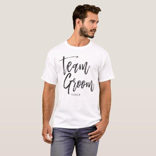 Team Groom | Aangepaste bruiloft in Script-stijl T-shirt (Voorkant volledig)