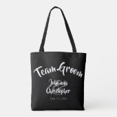 Team Groom Bold Calligraphy Black Wedding Draagtas (Achterkant)