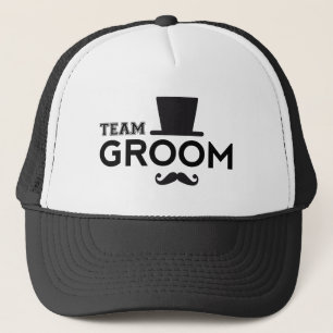 Team Groom met pet en snor