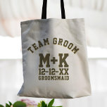 Team Groom Sporty Groomsmaid Sac fourre-tout Maria<br><div class="desc">Tous les Groomsmaids vont avoir besoin de leur fourre-tout mariage spécial pour mettre leurs choses mariages dans. Ajoutez son nom, vos initiales et la date du mariage et laissez-la remplir avec des trucs.</div>