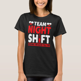 Team Night Shift Keepin Em Alive tot 705 verpleegs T-shirt