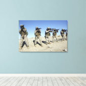 Teamleden van het team voor militaire transacties canvas afdruk (Insitu (Houten vloer))