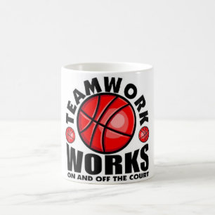 Teamwork werkt op of buiten het basketbalveld koffiemok