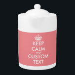 Teapot Conserver le calme personnalisé en couleur<br><div class="desc">Théière personnalisée Keep Calm en couleur personnalisée. Idée cadeau amusante pour les amis et la famille qui aiment boire du thé. Idéal aussi pour le bureau. Y compris le couvercle. Restez calme et continuez à mème. Exemple rose corail.</div>