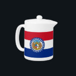 Teapot Drapeau Missouri<br><div class="desc">Faites-vous plaisir avec notre théière exclusive avec le drapeau du Missouri ! Conçu dans un esprit à la fois fonctionnel et élégant, cette théière est plus qu’un simple accessoire de cuisine, c’est une célébration du riche patrimoine et de la fierté culturelle du Missouri. La théière affiche en évidence l'emblématique drapeau...</div>