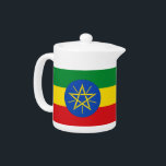 Teapot du drapeau éthiopien<br><div class="desc">Cette théière du drapeau éthiopien combine fonctionnalité et fierté nationale, offrant une belle façon de servir votre thé préféré tout en célébrant les couleurs vives et le symbolisme du drapeau éthiopien. La théière présente les couleurs emblématiques vert, jaune et rouge du drapeau, ainsi que le cercle bleu et l'emblème étoilé,...</div>