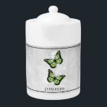 Teapot floral papillon vert<br><div class="desc">Savourez votre thé avec une théière personnalisée à base de papillon vert. Le design de la théière comprend une paire de papillons vibrants reposant sur une vigne florale blanche contre un arrière - plan gris clair. Autres cadeaux disponibles avec ce design ainsi qu'une variété de couleurs.</div>