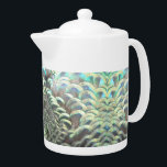 Teapot Motif de plumes de paon indonésien<br><div class="desc">Ce paon indonésien que nous avons vu à Taman Indonesia : un zoo indonésien à Kallenkote,  le Pays-Bas. Les Plumes sont une belle Motif colorée !</div>