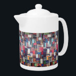 Teapot pour les amateurs de livre<br><div class="desc">Les amateurs de livres apprécieront les livres vintages et rares rassemblés pour créer un motif unique.</div>