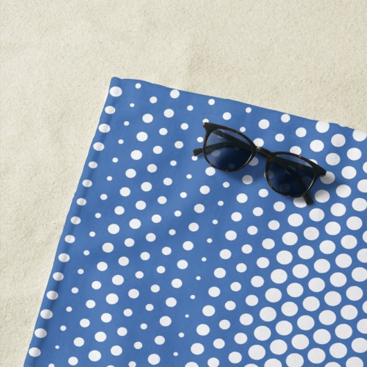 Tech White&Blue Halftone Effect Couple op strand Strandlaken (In situ)