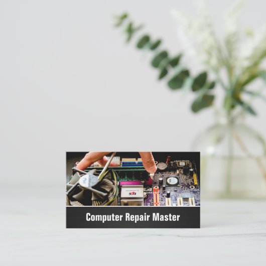 Technicien en réparation informatique PC Carte mèr (Debout devant)