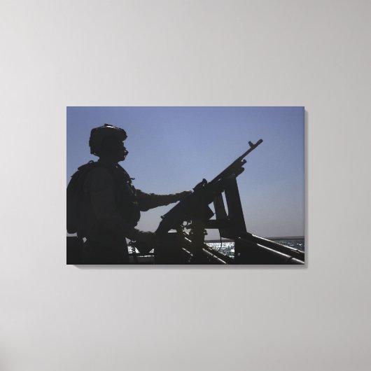 Technicus die een M240-pistool in Irak beheert Canvas Afdruk (Voorkant)