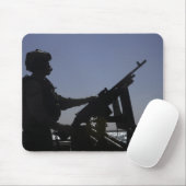 Technicus die een M240-pistool in Irak beheert Muismat (Met muis)