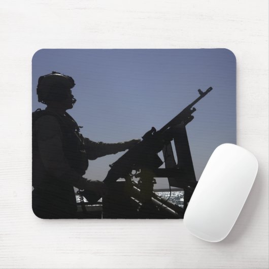 Technicus die een M240-pistool in Irak beheert Muismat (Met muis)