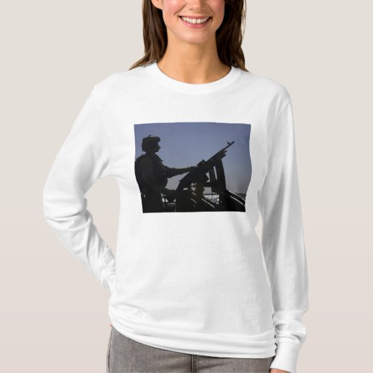 Technicus die een M240-pistool in Irak beheert T-shirt (Voorkant)