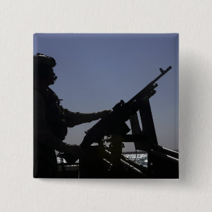 Technicus die een M240-pistool in Irak beheert Vierkante Button 5,1 Cm