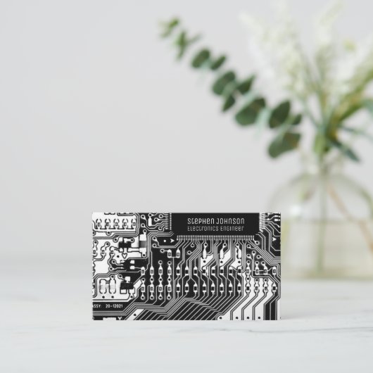 Technique des cartes à circuits imprimés en noir e (Debout devant)