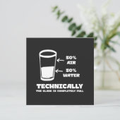 Technisch gezien is het glas helemaal vol grappig kaart (Staand voorkant)