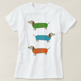 Teckel de chiens de saucisse dans le T-shirt de
