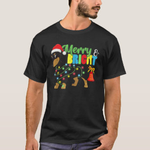 Teckel in kerstverlichting Kerstman hoed en vrolij T-shirt