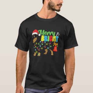 Teckel in kerstverlichting Kerstman hoed en vrolij T-shirt