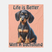 Teckel Puppy Zittend en Kijkend met Onschuldig Fleece Deken (Voorkant)