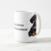 Teckel Puppy Zittend en Kijkend met Onschuldig Koffiemok (Voorkant rechts)