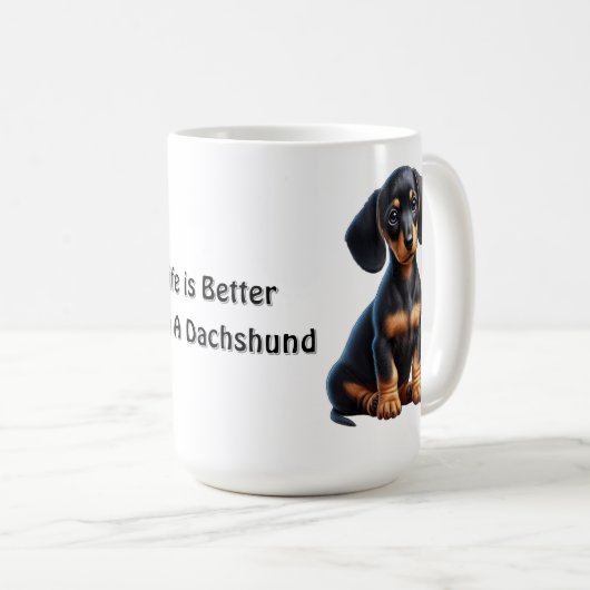 Teckel Puppy Zittend en Kijkend met Onschuldig Koffiemok (Voorkant rechts)