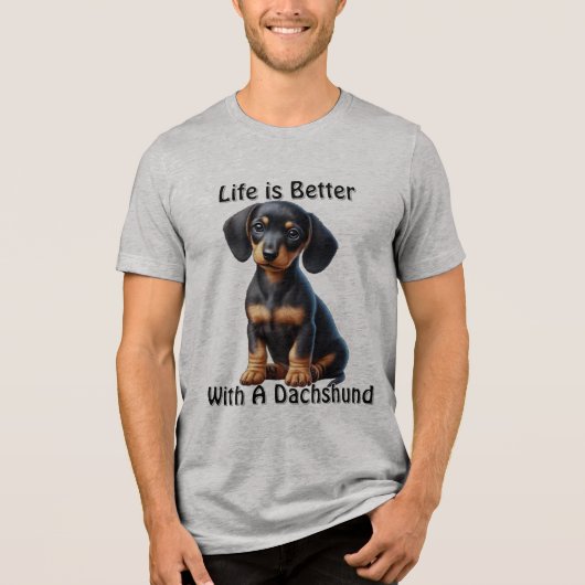 Teckel Puppy Zittend en Kijkend met Onschuldig Tri-Blend Shirt (Voorkant)
