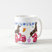 Teckel volant de scooter de la tasse de café de (Devant droit)