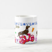 Teckel volant de scooter de la tasse de café de (Centre)