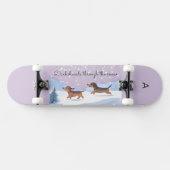 Teckels door de sneeuw monogrammed kerst skateboard (Horizontaal)