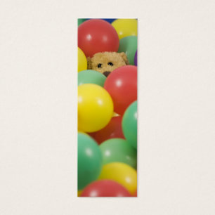 Ted à nouveau submergé dans la piscine à boules ! 
