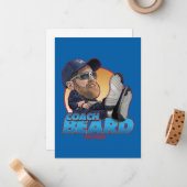 Ted Lasso | Coach Beard Bobblehead Notitiekaartje (Voorkant / Achterkant in situ)