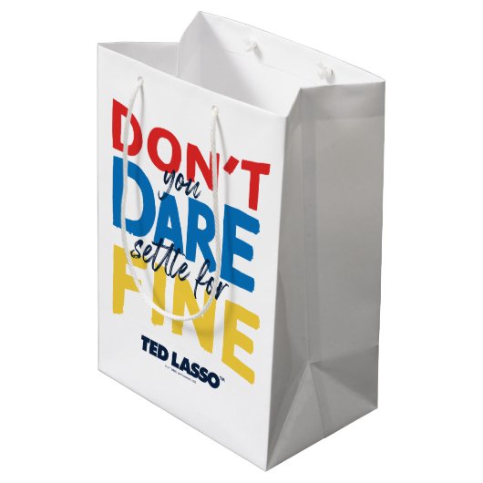 Ted Lasso | Don't You Dare Settle For Fine Medium Cadeauzakje (Achterkant Gekanteld)