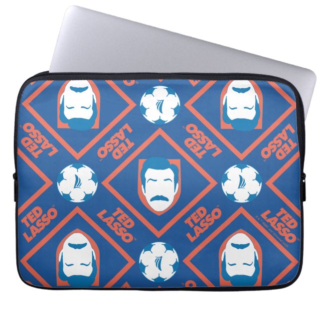 Ted Lasso | Face en Ball Diamond Pattern Laptop Sleeve (Voorkant)
