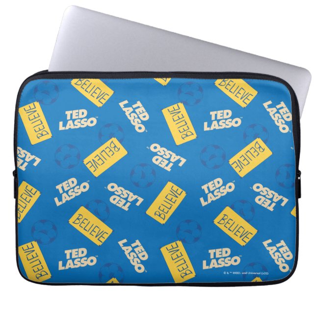Ted Lasso | Geloof Sign and Ball Toss Pattern Laptop Sleeve (Voorkant)