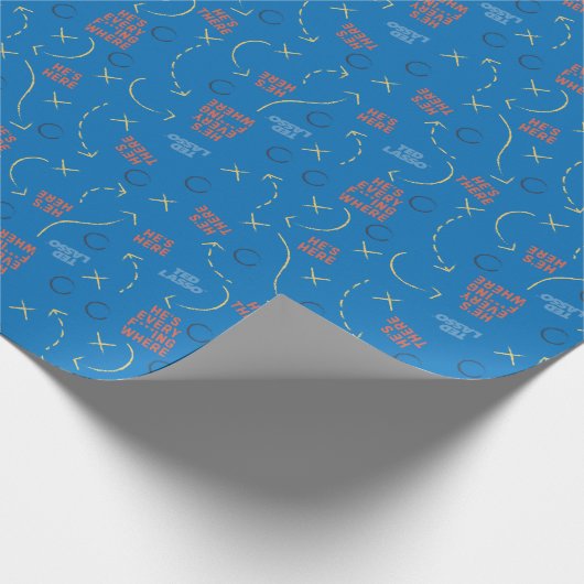 Ted Lasso | He's Here He's There Playbook Pattern Cadeaupapier (Hoek)