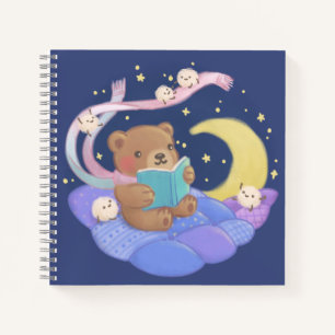 Teddibeer lezend met illustratie van pluizige mons notitieboek