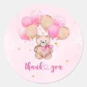 Teddy heeft een klassieke ronde sticker (Voorkant)