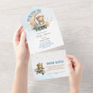 Teddybeer die over het Moon Boy Baby shower vliegt All In One Uitnodiging