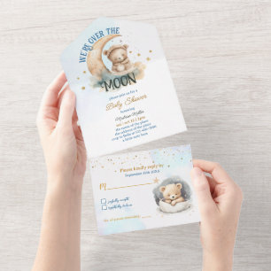 Teddybeer die over het Moon Boy Baby shower vliegt All In One Uitnodiging