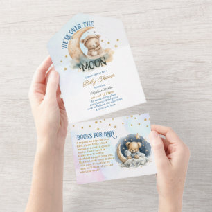 Teddybeer die over het Moon Boy Baby shower vliegt All In One Uitnodiging