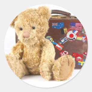 teddybeer en  oude koffer met wereldsti ronde sticker
