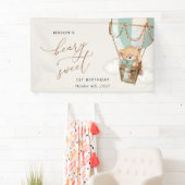 Teddybeer, groene ballon, eerste verjaardag welkom spandoek (Insitu)