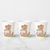 Teddybeer met boog die het lachsignaal vasthoudt papieren bekers